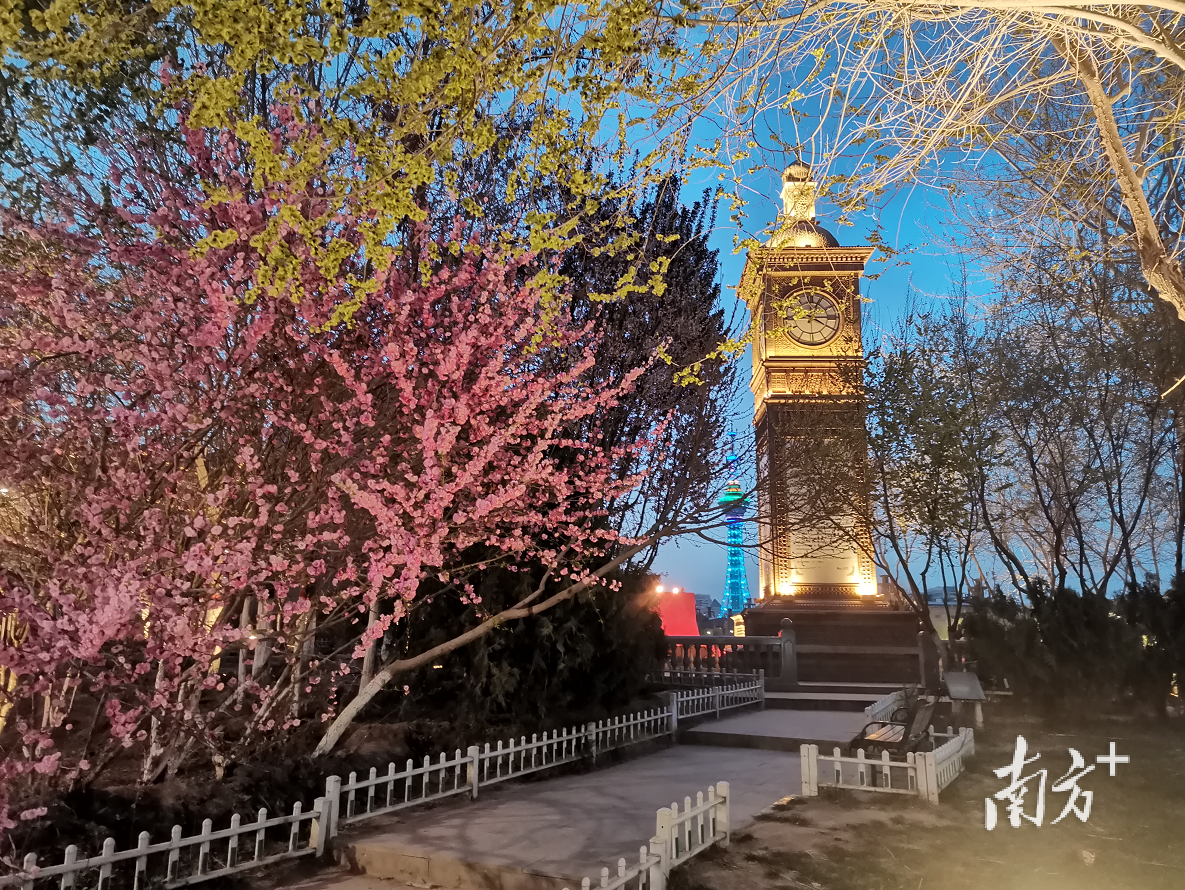 喀什古城东门的钟楼。 喀什古城东门的钟楼。