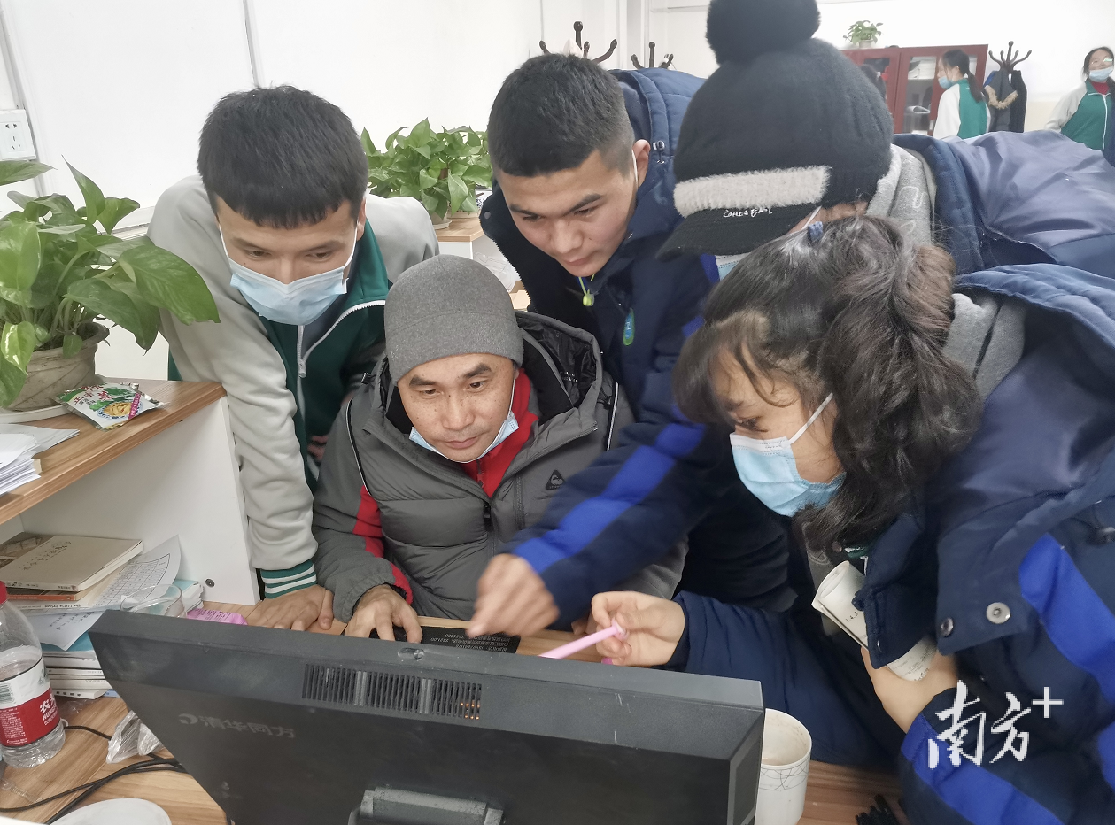 林美权与学生们。 林美权与学生们。