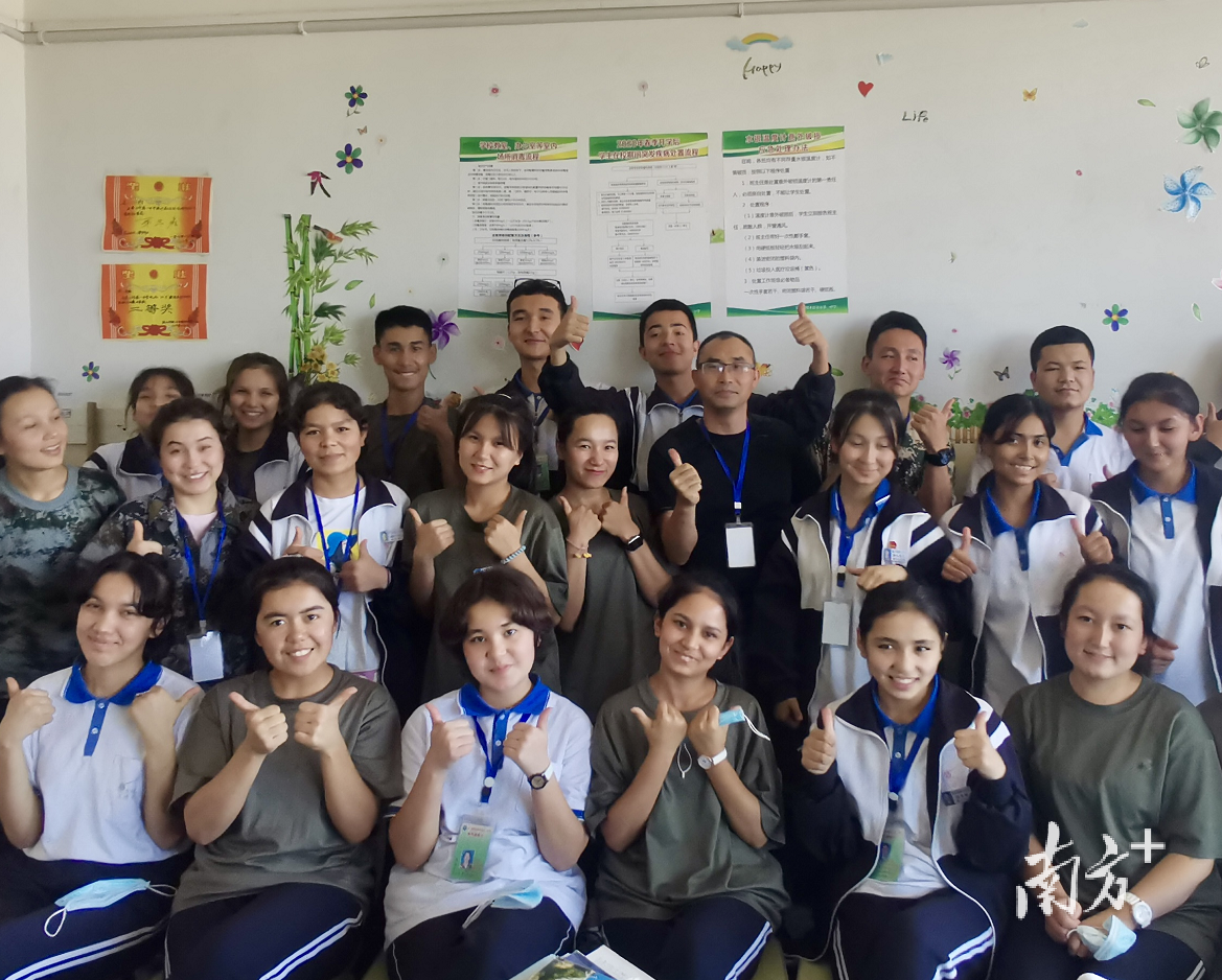 林美权与新疆的学生们。 林美权与新疆的学生们。