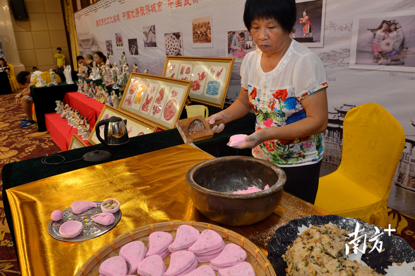 潮州市民正在制作潮州小吃——红桃粿.黄庆明 摄