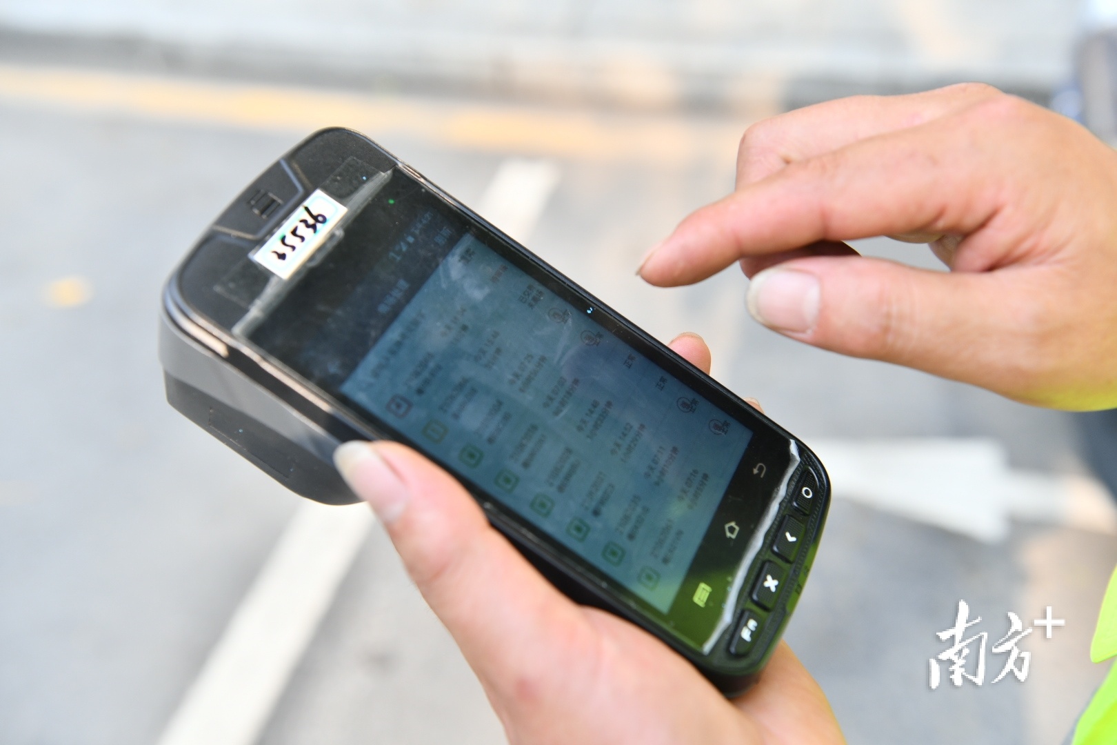 收费员的手持操作器。