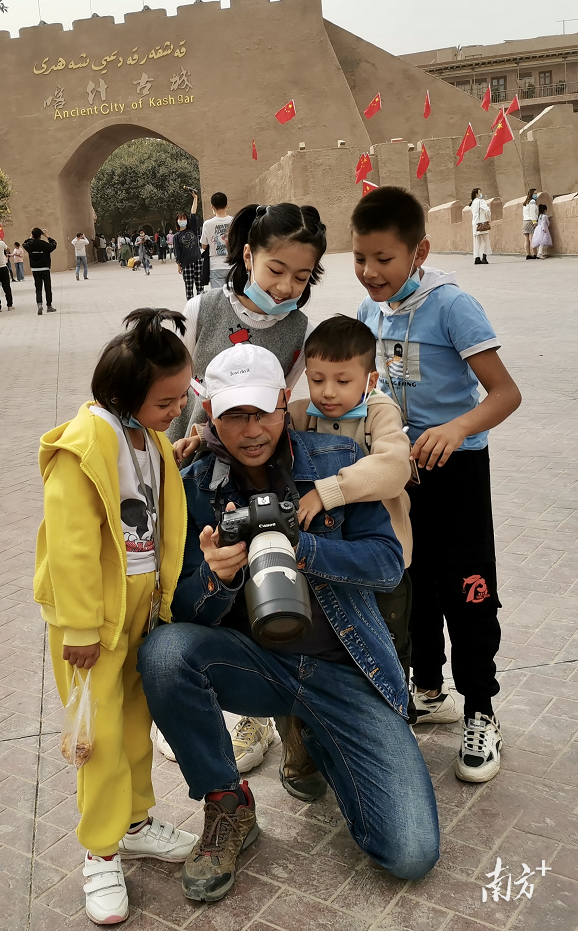 漂亮的当地小孩围过来看照片。 漂亮的当地小孩围过来看照片。