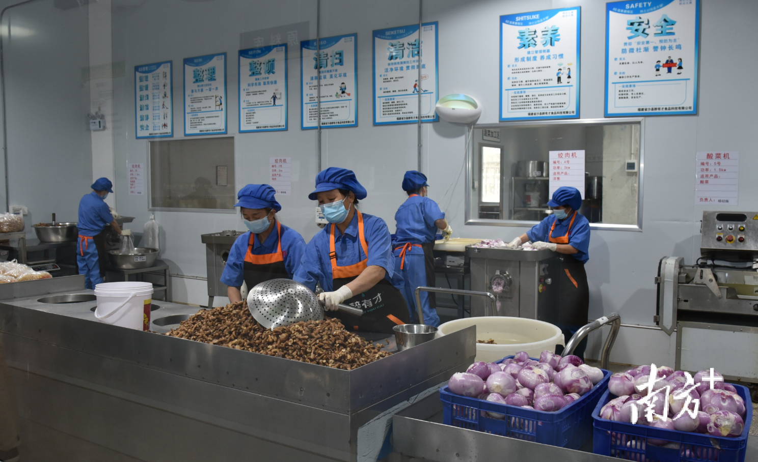 沙县小吃产业园进驻了小吃调味品制作企业，标准化生产花生酱、陈醋等产品。受访者供图