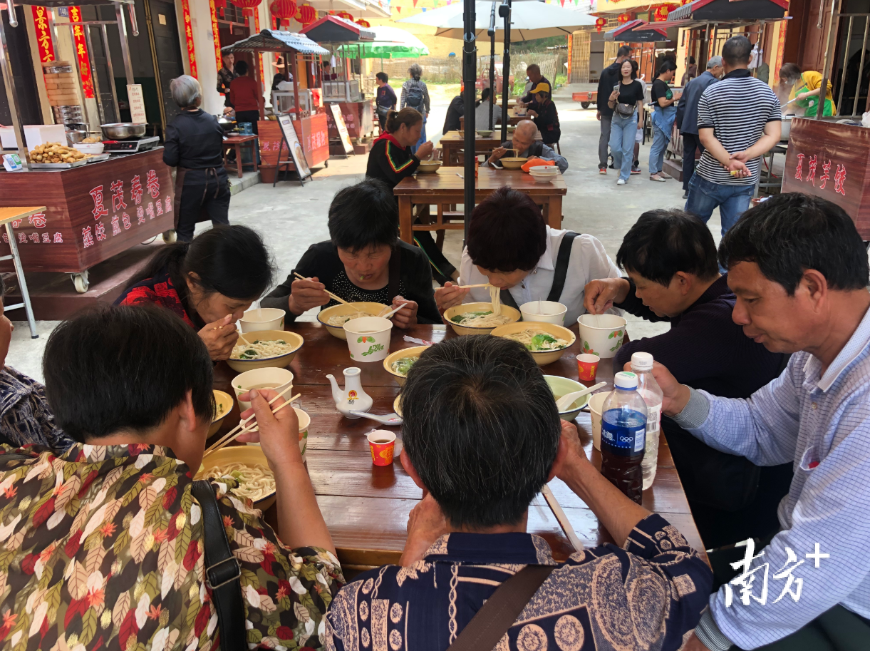 游客来到有着“沙县小吃第一村”称号的福建省三明市俞邦村，品尝沙县小吃。黄敏璇 摄