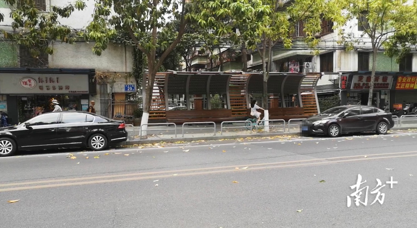 天佑六路停放车辆较少。