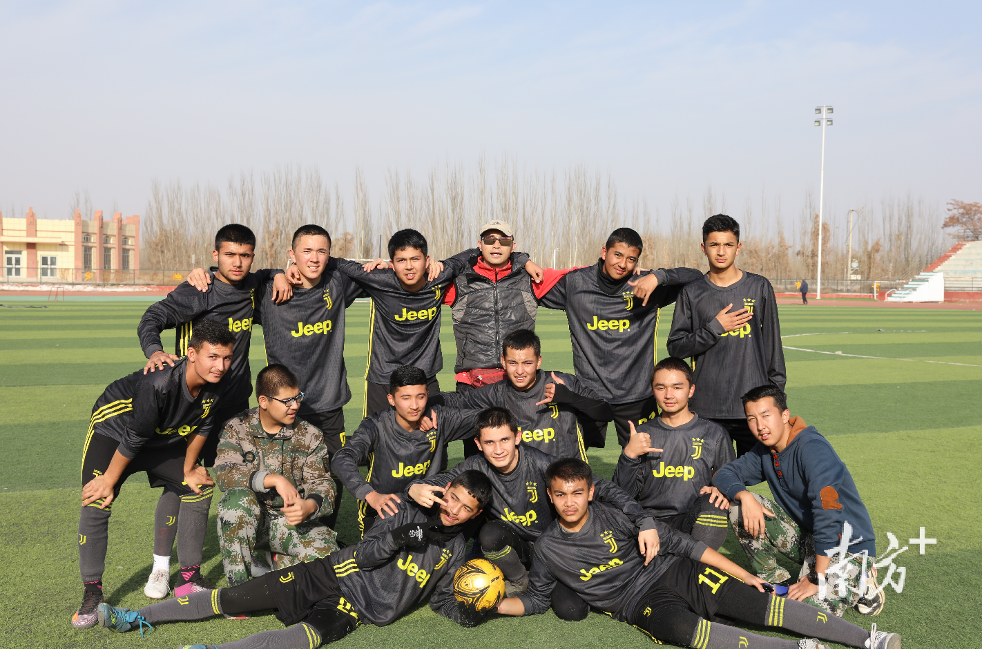 林美权与学生在足球场上。 林美权与学生在足球场上。