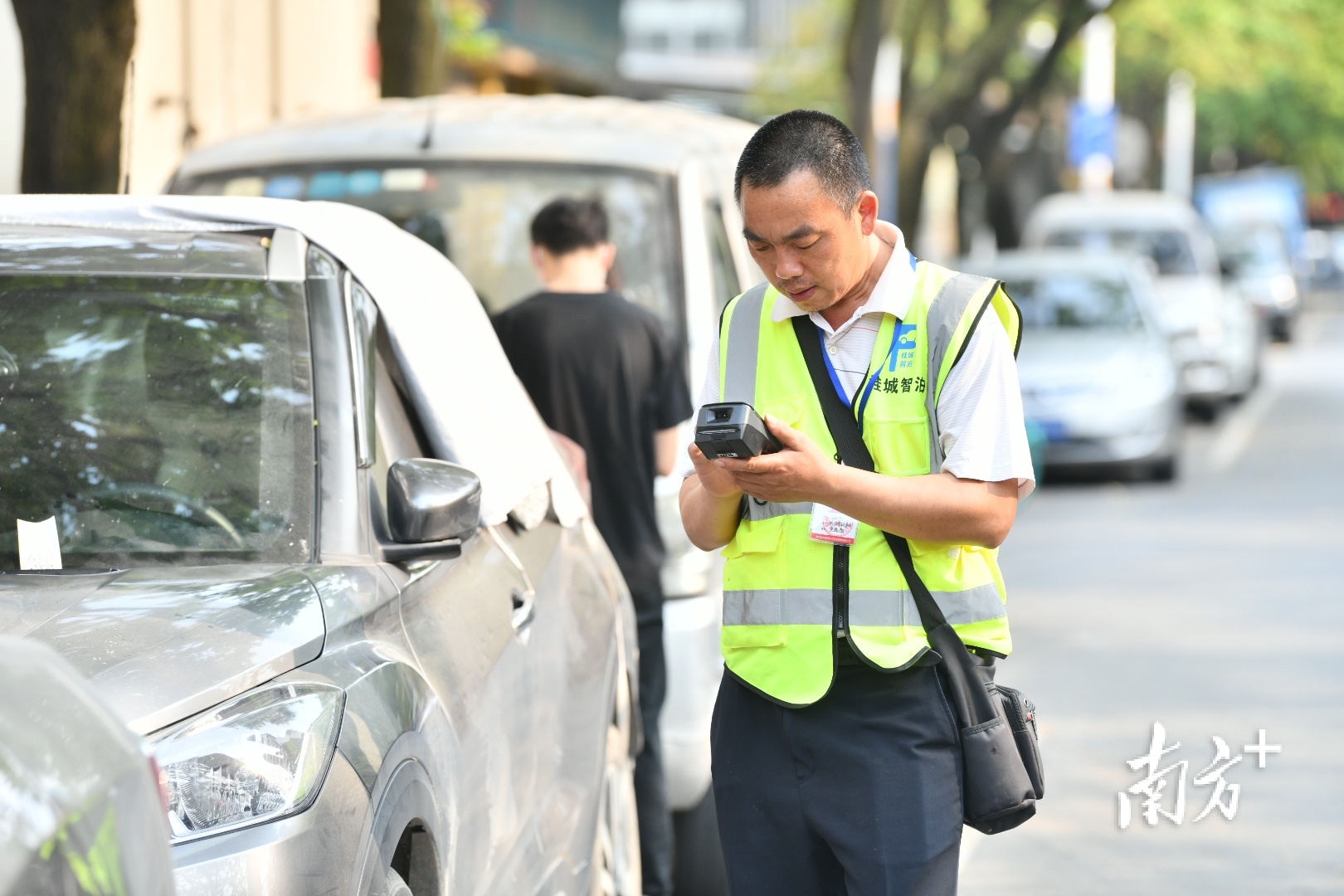 在天佑三路,收费员在进行小票打印。
