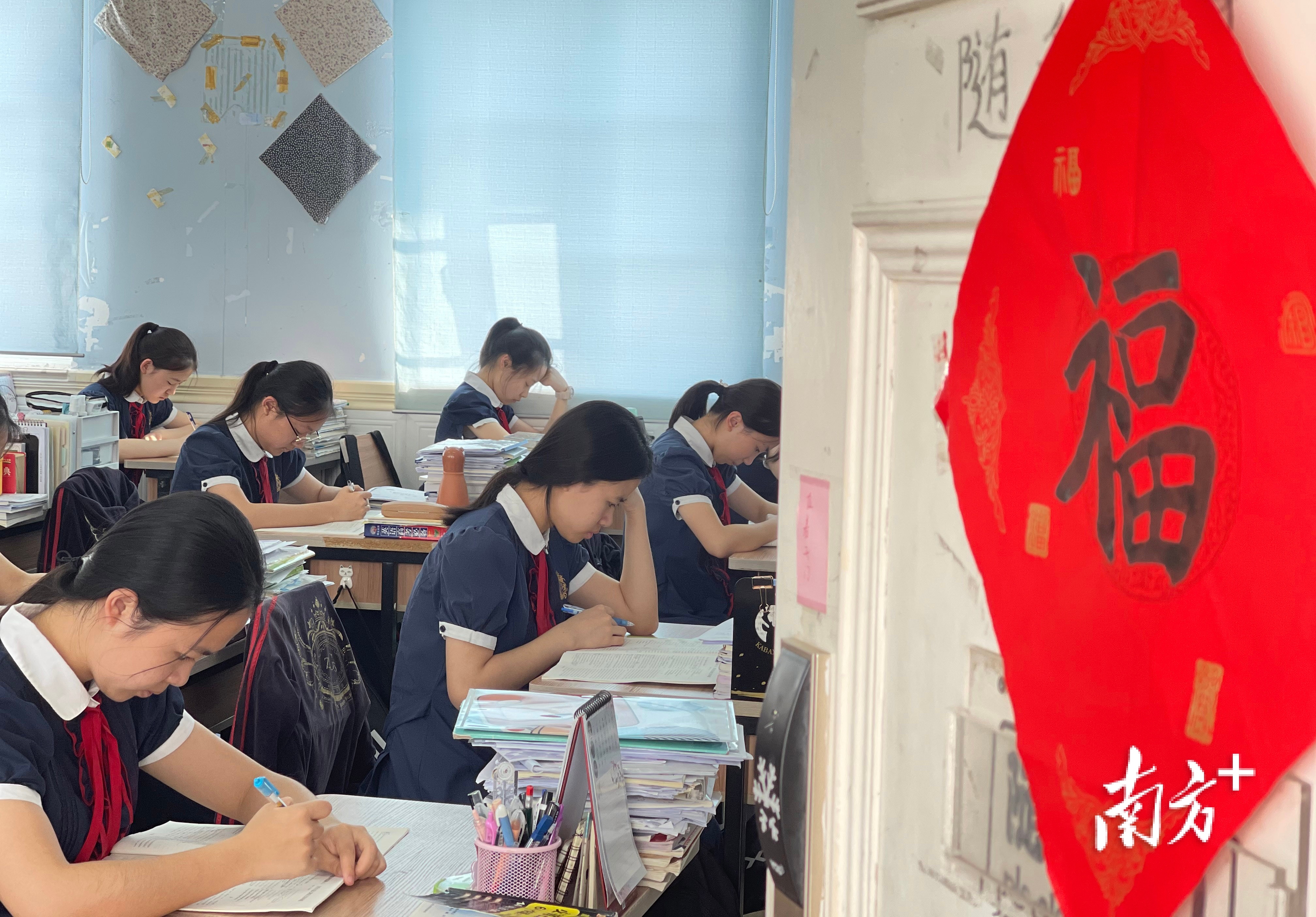 还有我们珠海女子中学,两月后幸福来敲门。 还有我们珠海女子中学,两月后幸福来敲门。