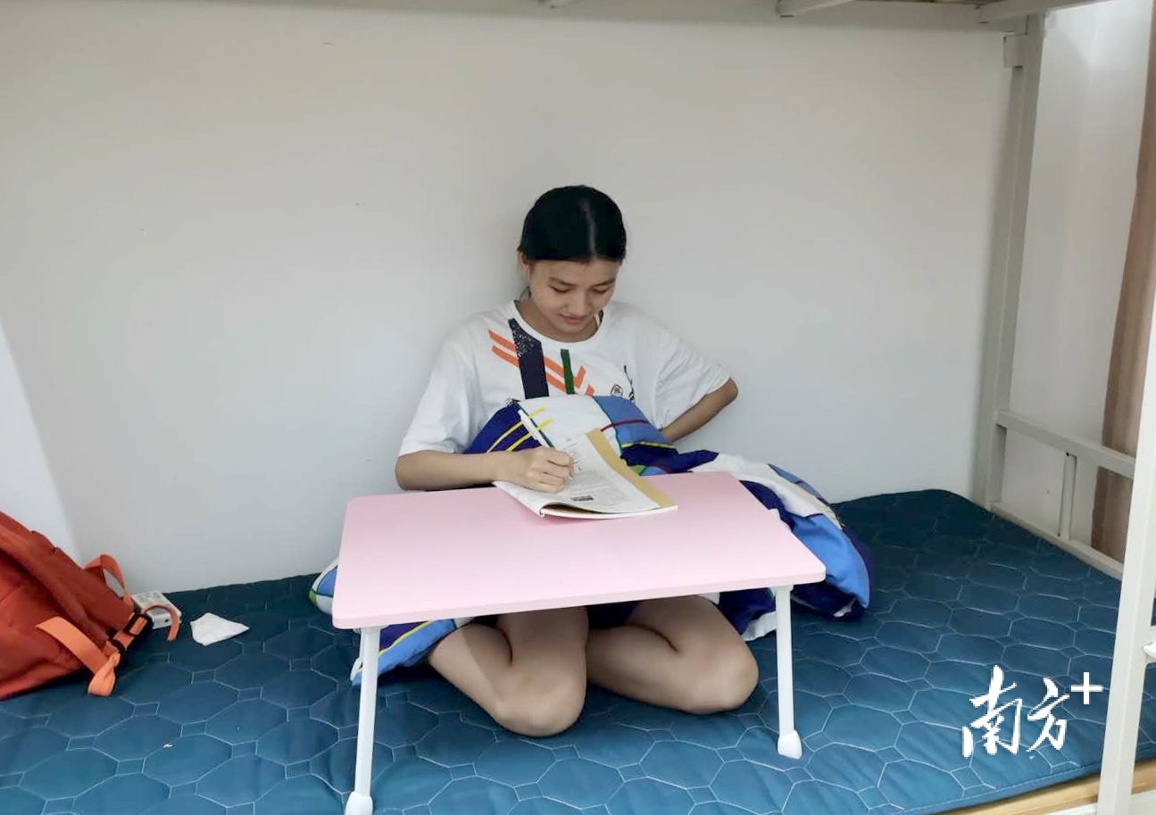 谁说都站在学的?我们在宿舍里也能学。广东实验中学金湾学校高三学生在宿舍复习功课。