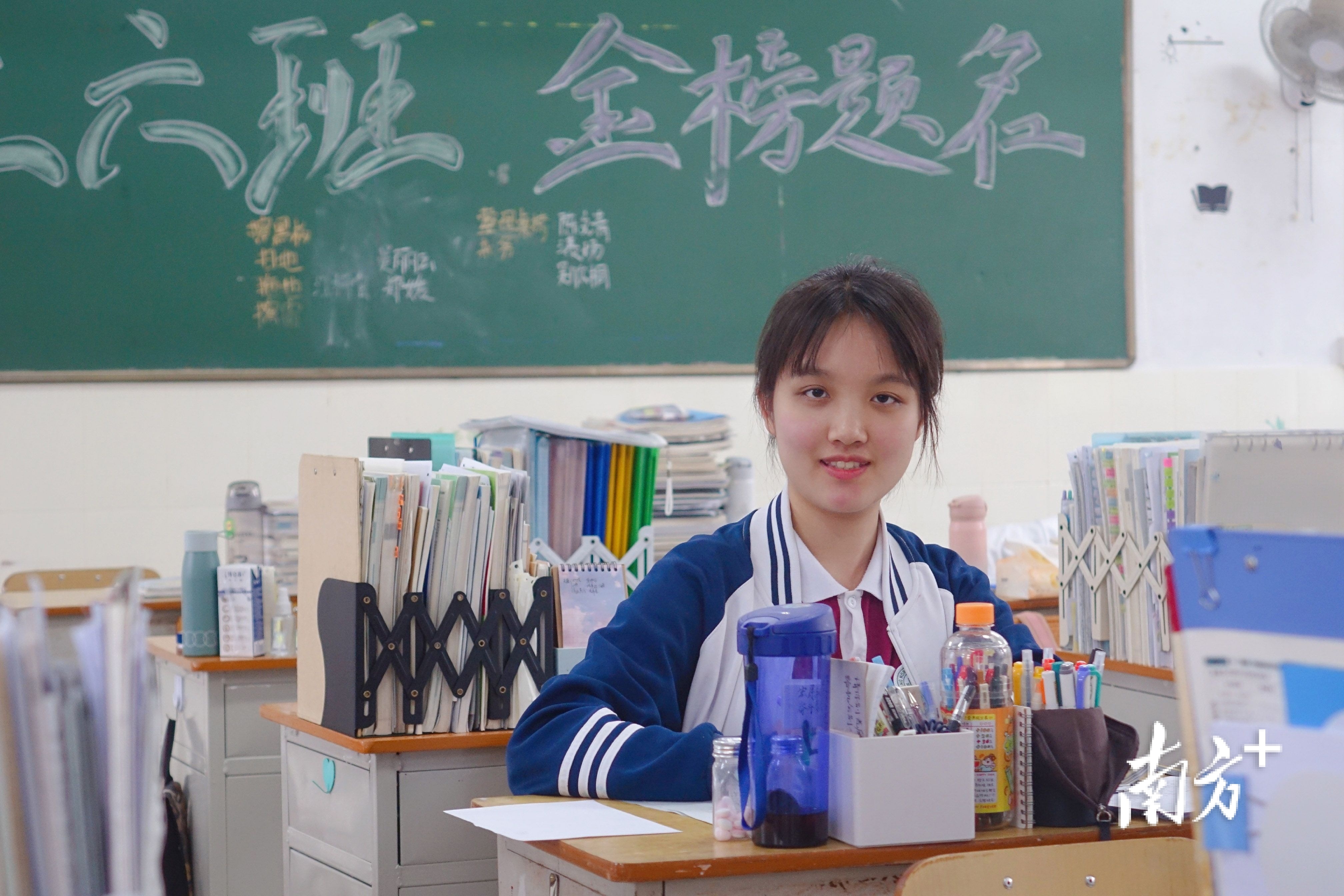 有黑板报上的标语,北师大珠海附中高三(6)班女同学对高考已胜券在握。