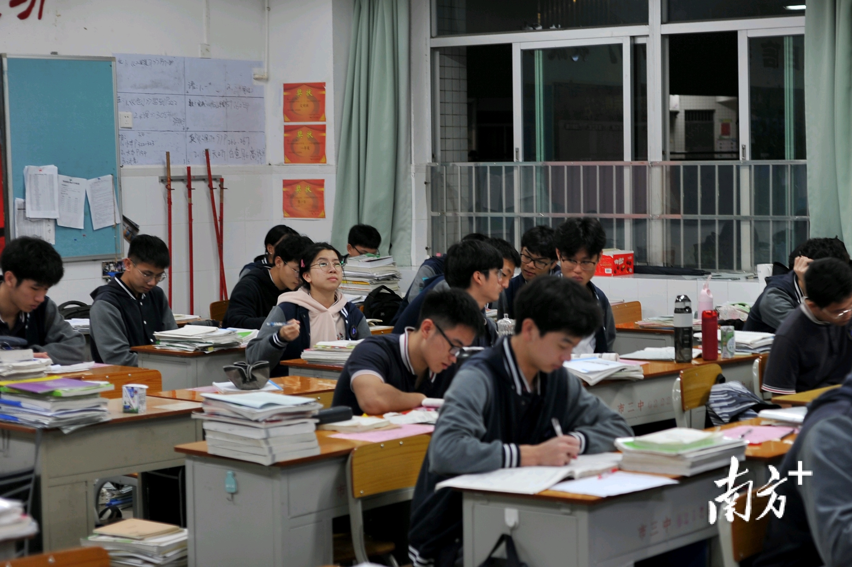 已到晚上十一点,珠海三中同学们:你不走,我也不走。