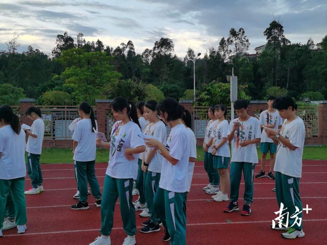 比比谁更早,广东实验中学金湾学校学生趁早操还没开始抓多紧学一点。 比比谁更早,广东实验中学金湾学校学生趁早操还没开始抓多紧学一点。