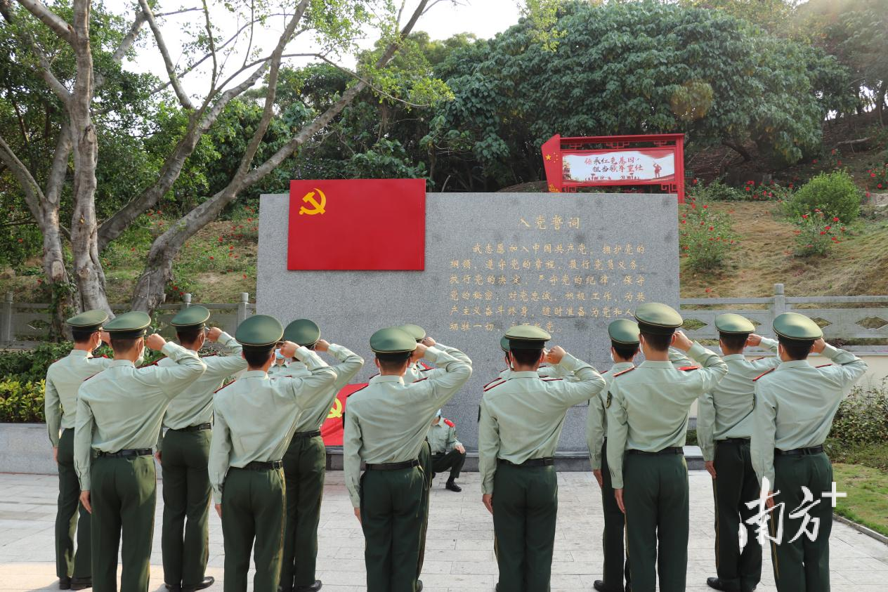 广东汕尾海警局执法员在革命烈士纪念碑前重温入党誓词。