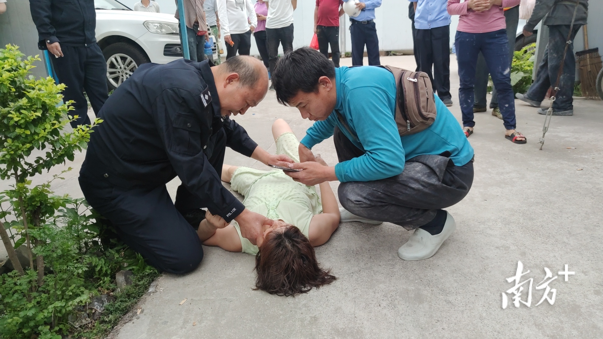 杜秋发救助休克妇女。 杜秋发救助休克妇女。