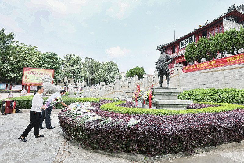 清明假日期间,肇庆红色旅游关注度不断提高。图为市民到叶挺独立团团部旧址缅怀先烈。 梁小明 摄 清明假日期间,肇庆红色旅游关注度不断提高。图为市民到叶挺独立团团部旧址缅怀先烈。 梁小明 摄