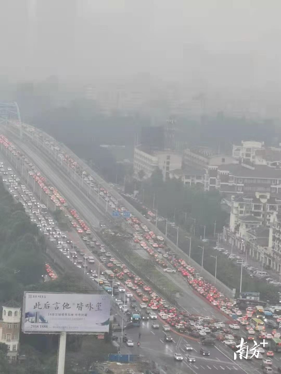 当天碧桂花城一侧堵车情况。市民供图