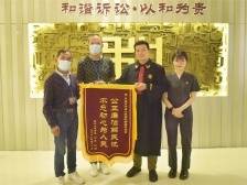 茂名法院：法官为民办实事 群众送锦旗显真情