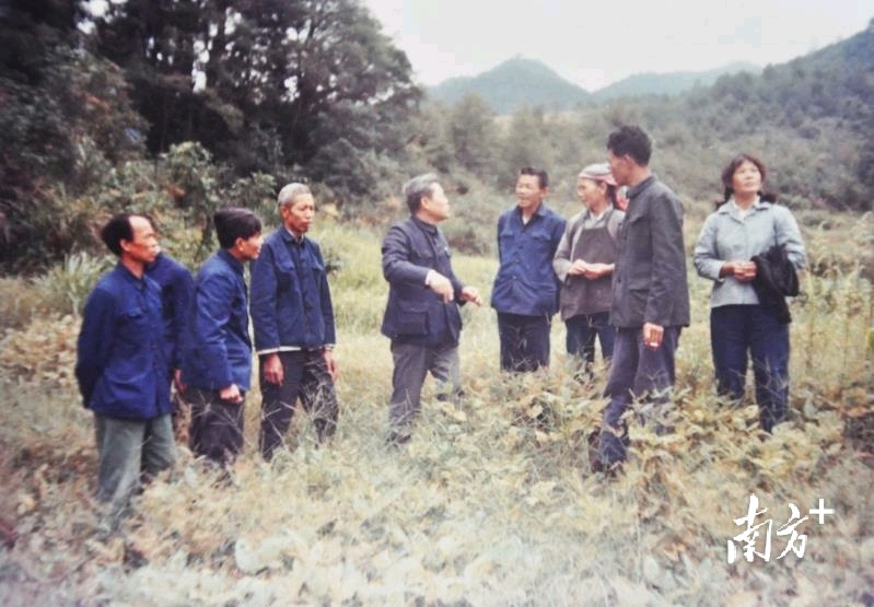 原珠纵队员王仲华、戴苏在坳背战斗遗址上和知情群众回忆当年战斗情景。县史办提供