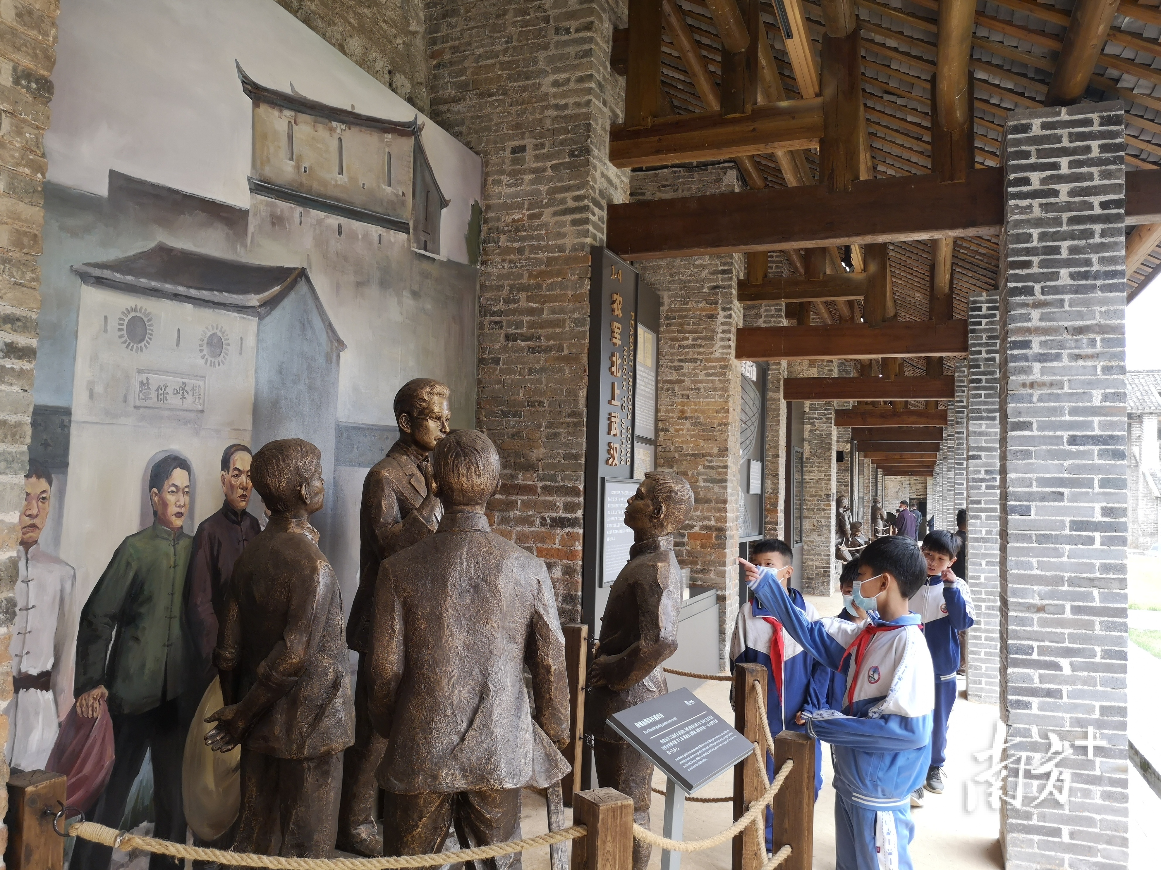 学生参观双峰寨陈展。谭玉玲 摄