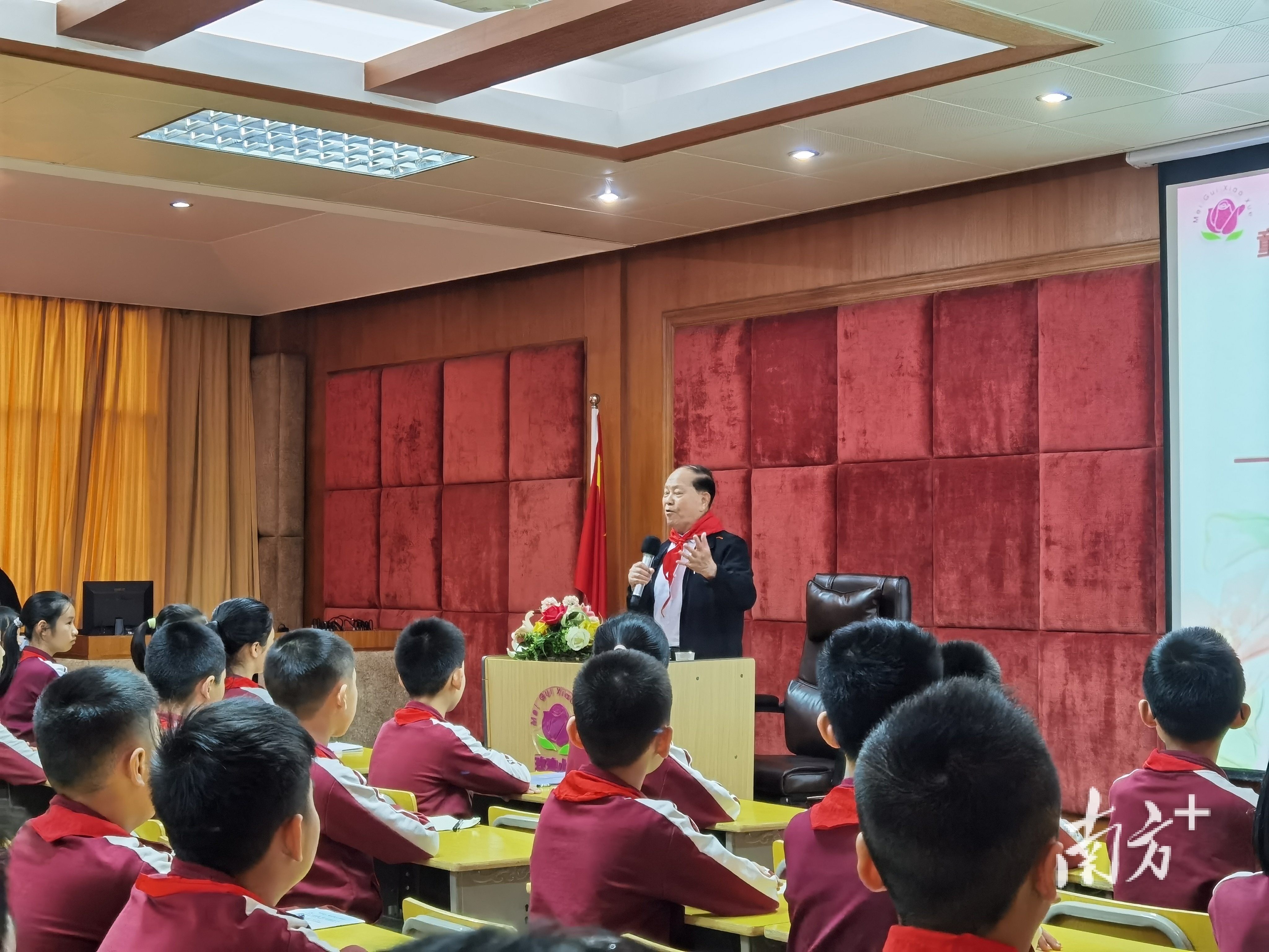 科学院院士何质彬,神采奕奕,出现在佛山市禅城区玫瑰小学的多媒体教室