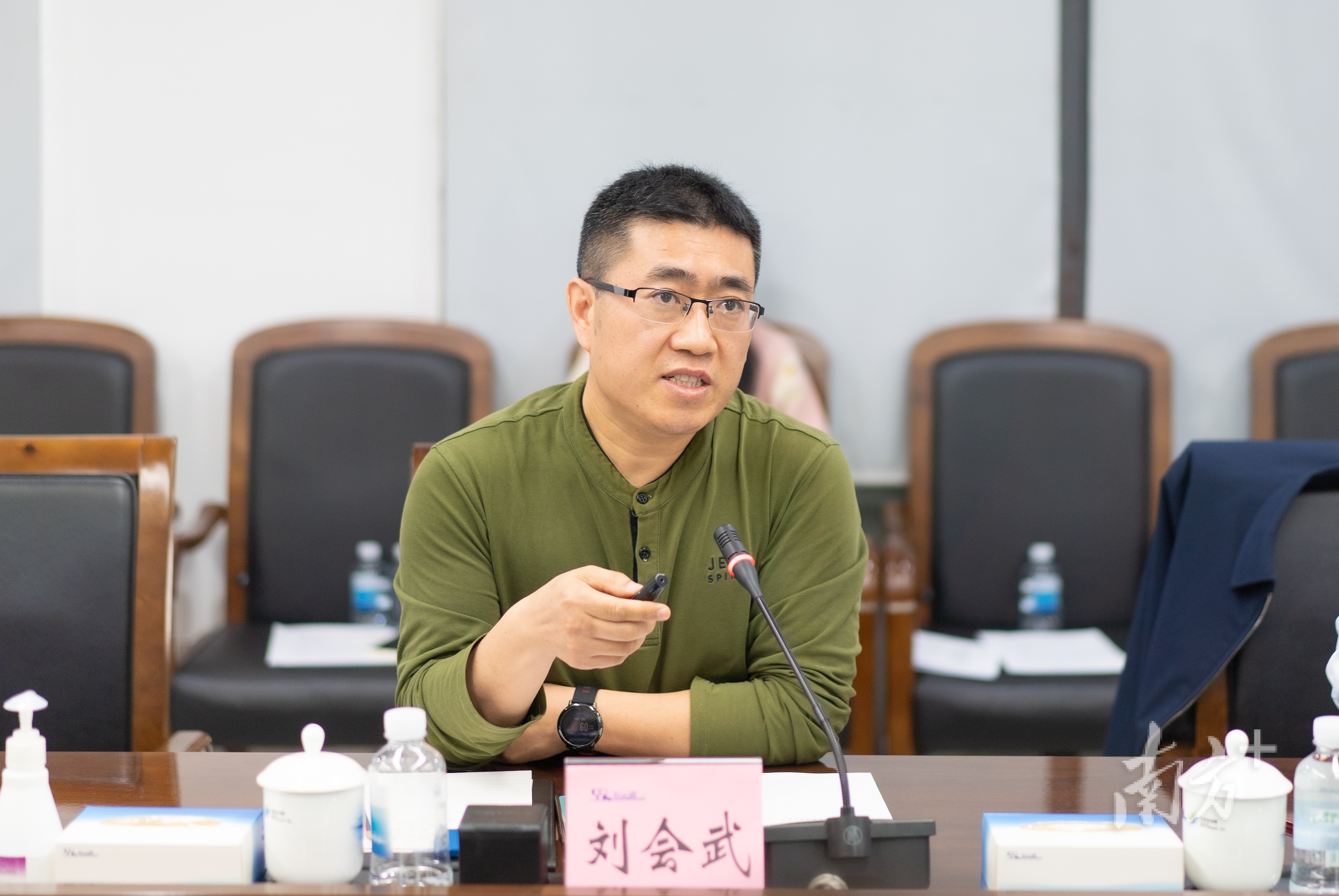 中国高新区研究中心主任刘会武作主题报告。 中国高新区研究中心主任刘会武作主题报告。