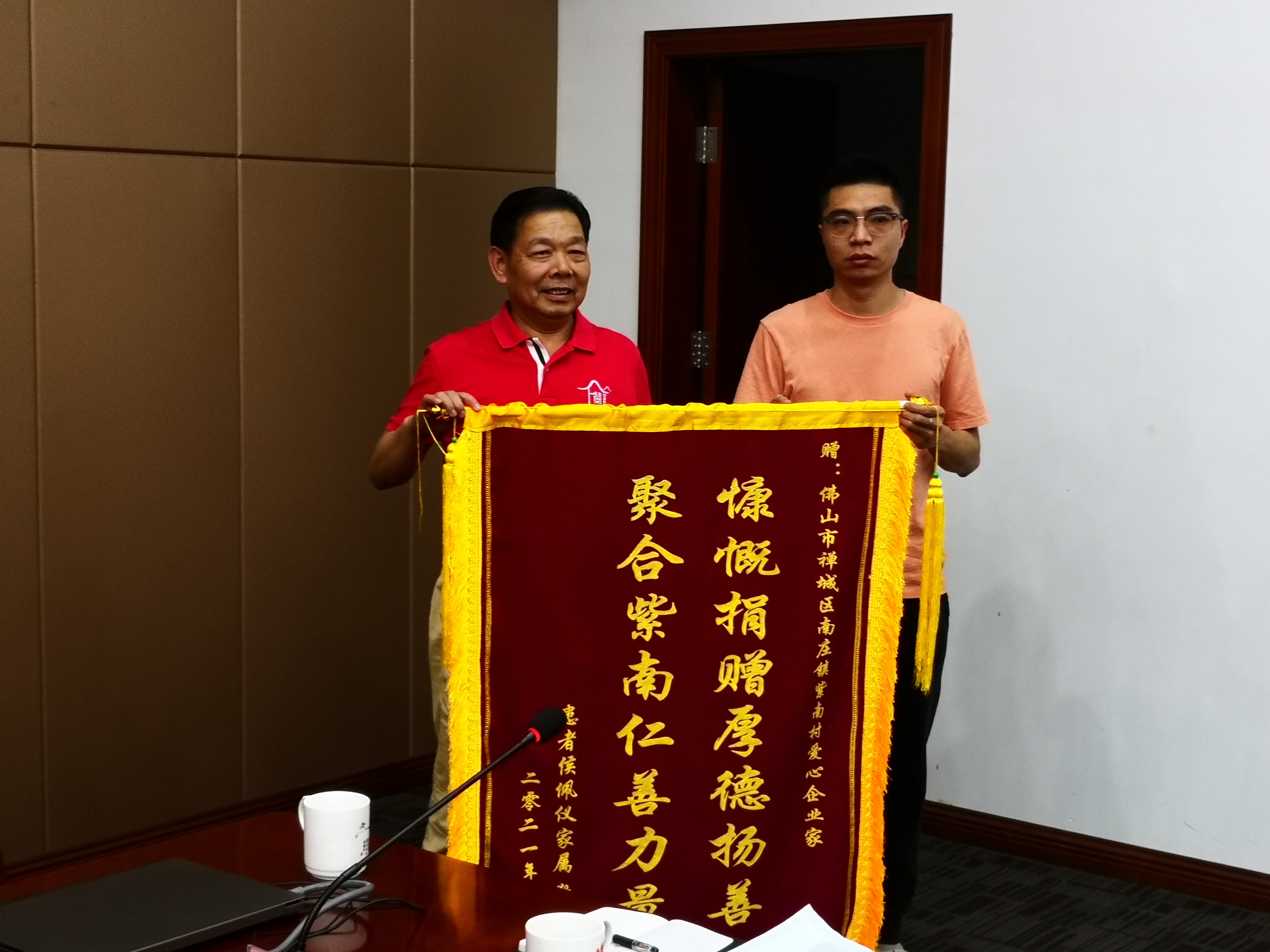 陈伟球对紫南村善举表达谢意.罗湛贤 摄