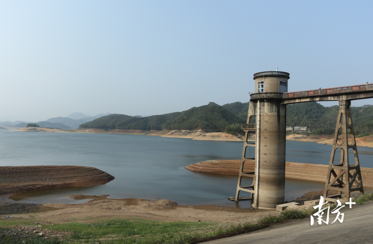 汤溪水库四周赤土裸露，杂草丛生，部分库底已出现干裂。