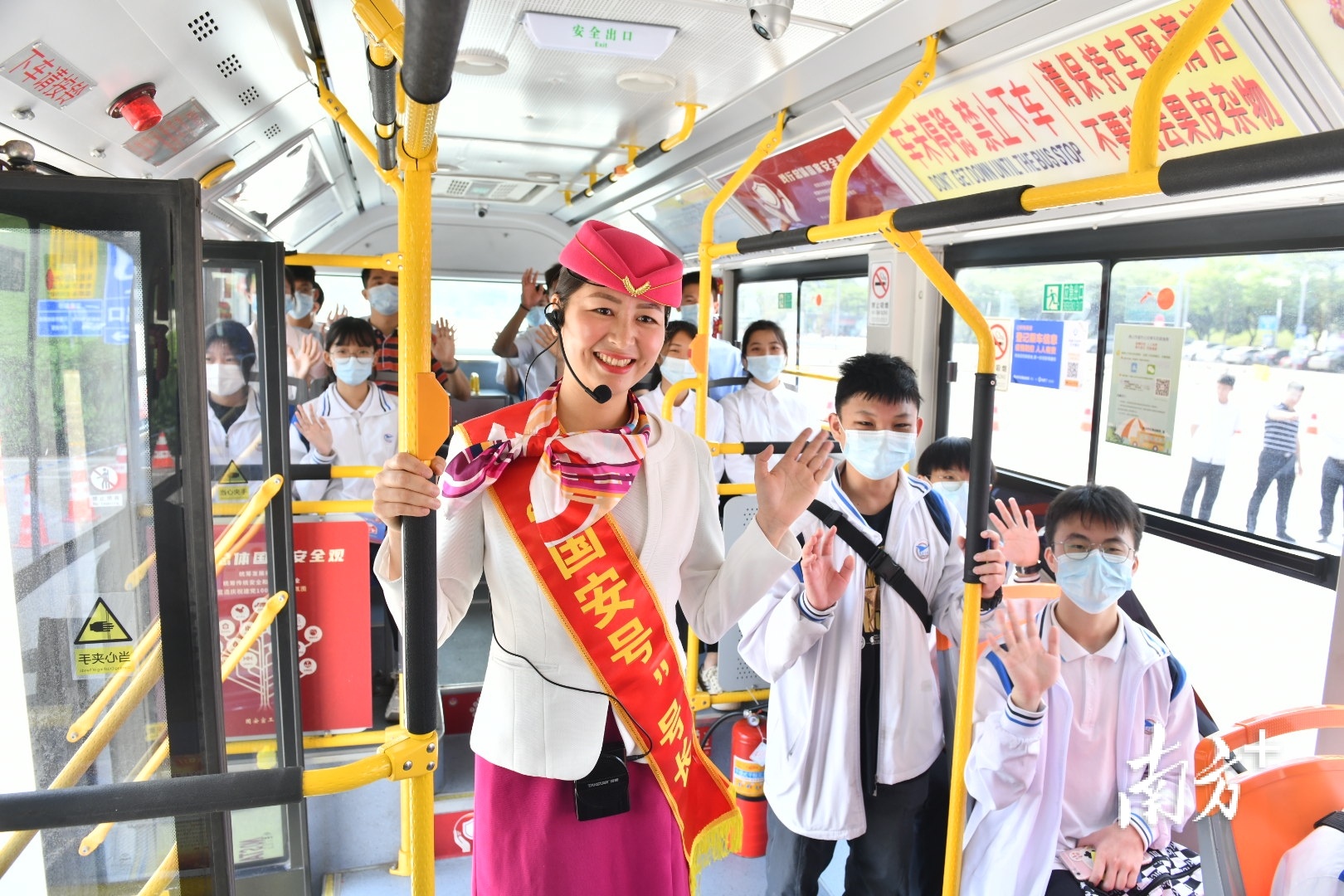 佛山“国安号”公交专车号长关凤喜佩戴绶带向乘客们宣讲国家安全教育有关政策、知识。 佛山“国安号”公交专车号长关凤喜佩戴绶带向乘客们宣讲国家安全教育有关政策、知识。