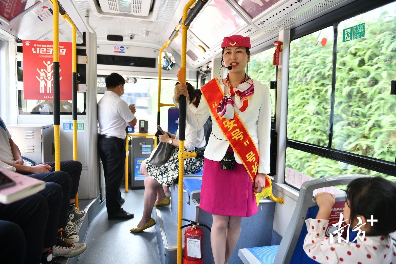 佛山“国安号”公交专车号长关凤喜佩戴绶带向乘客们宣讲国家安全教育有关政策、知识。 佛山“国安号”公交专车号长关凤喜佩戴绶带向乘客们宣讲国家安全教育有关政策、知识。