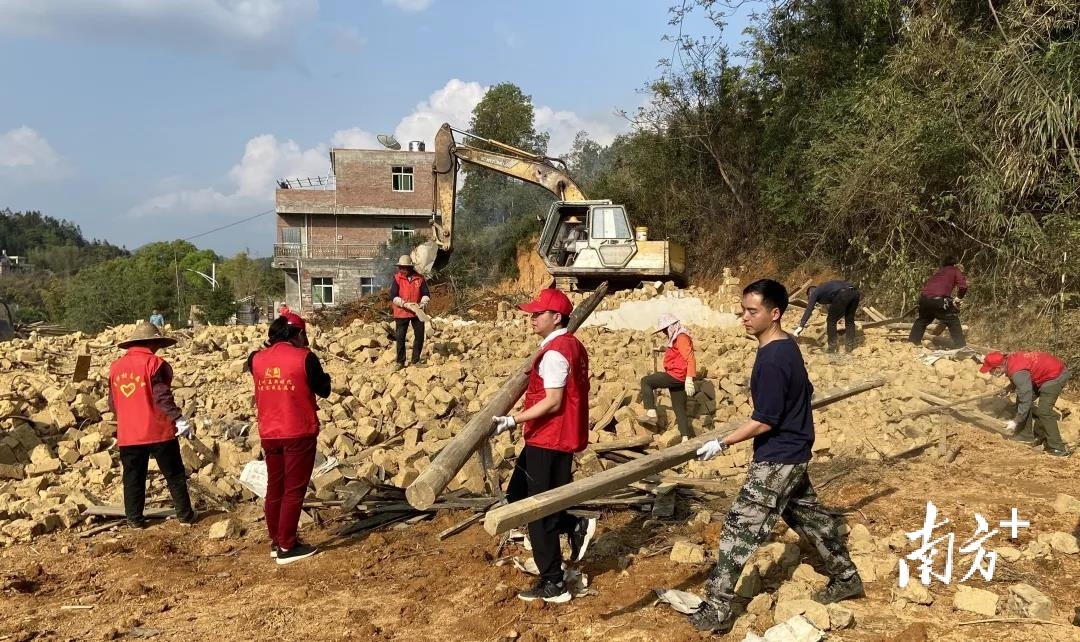 龙川县党员干部职工回村集中开展村庄大扫除。受访者供图