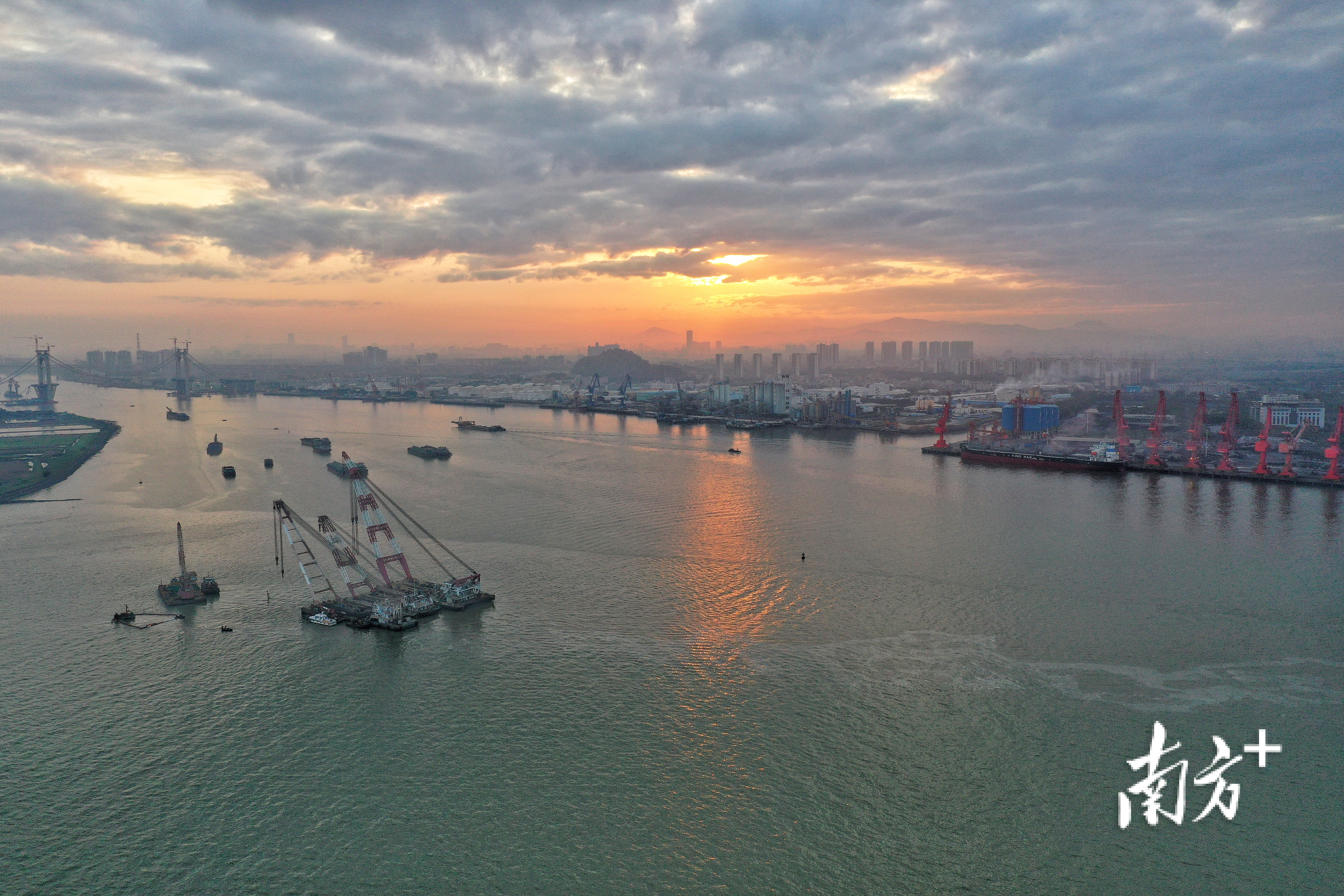 4月12日清晨，朝阳下，广州港沉船事故现场的打捞工作依然在紧张进行，漏出的油污经过昨天的紧急处理，已经减少很多。