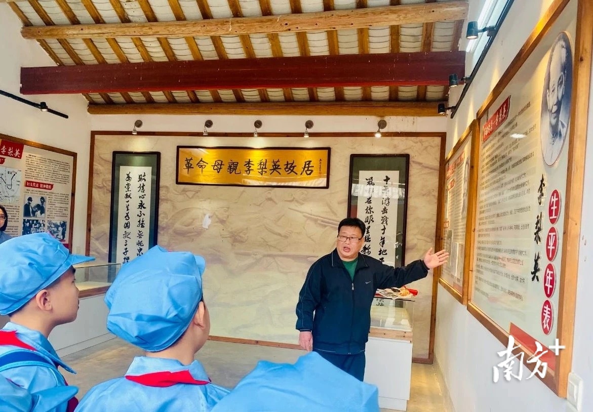潮州市委党史研究室副主任刘庆和在李梨英故居向小学生介绍革命先辈的故事。邱佳莹 摄