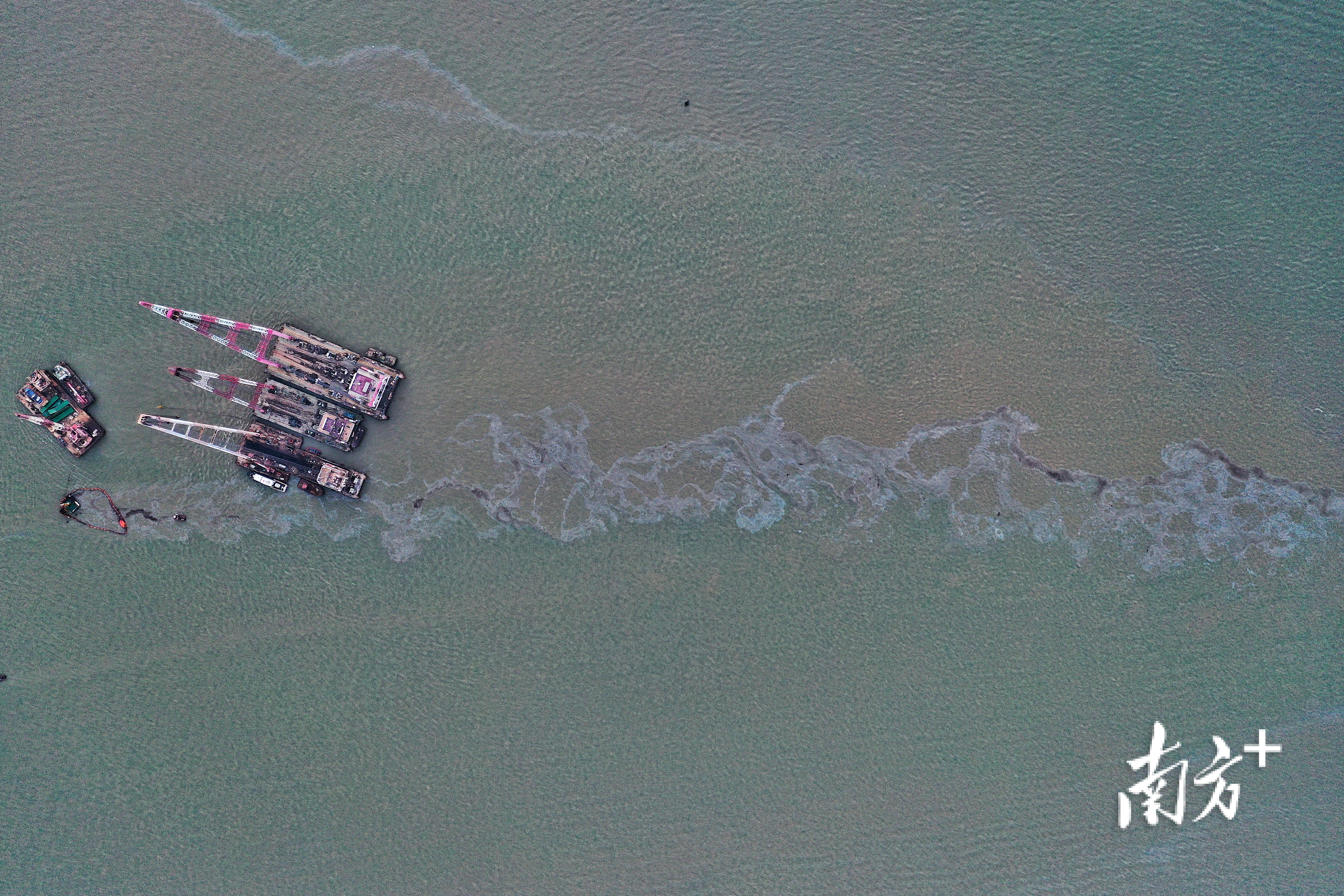 4月12日清晨，朝阳下，广州港沉船事故现场的打捞工作依然在紧张进行，漏出的油污经过昨天的紧急处理，已经减少很多。