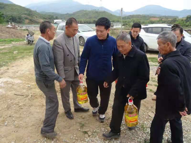 郑洪泉慰问五保户。受访者供图。