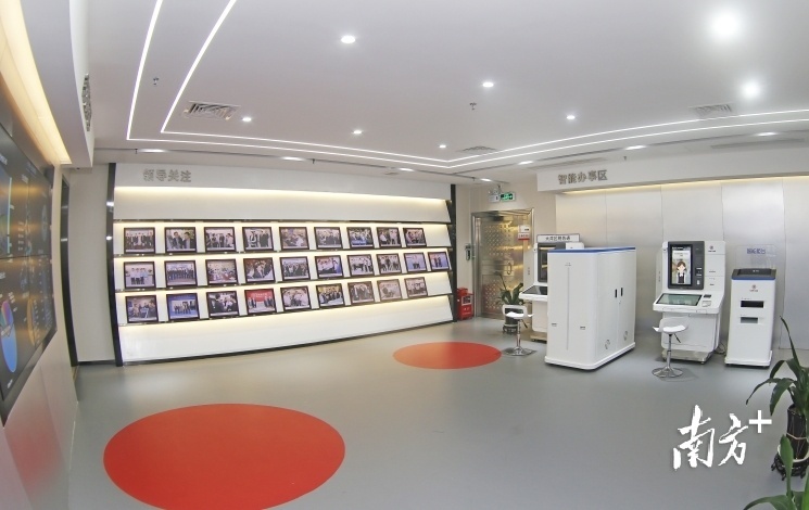 金赋科技推出的智能柜台、大湾区税务通等智能终端产品。受访者供图 金赋科技推出的智能柜台、大湾区税务通等智能终端产品。受访者供图