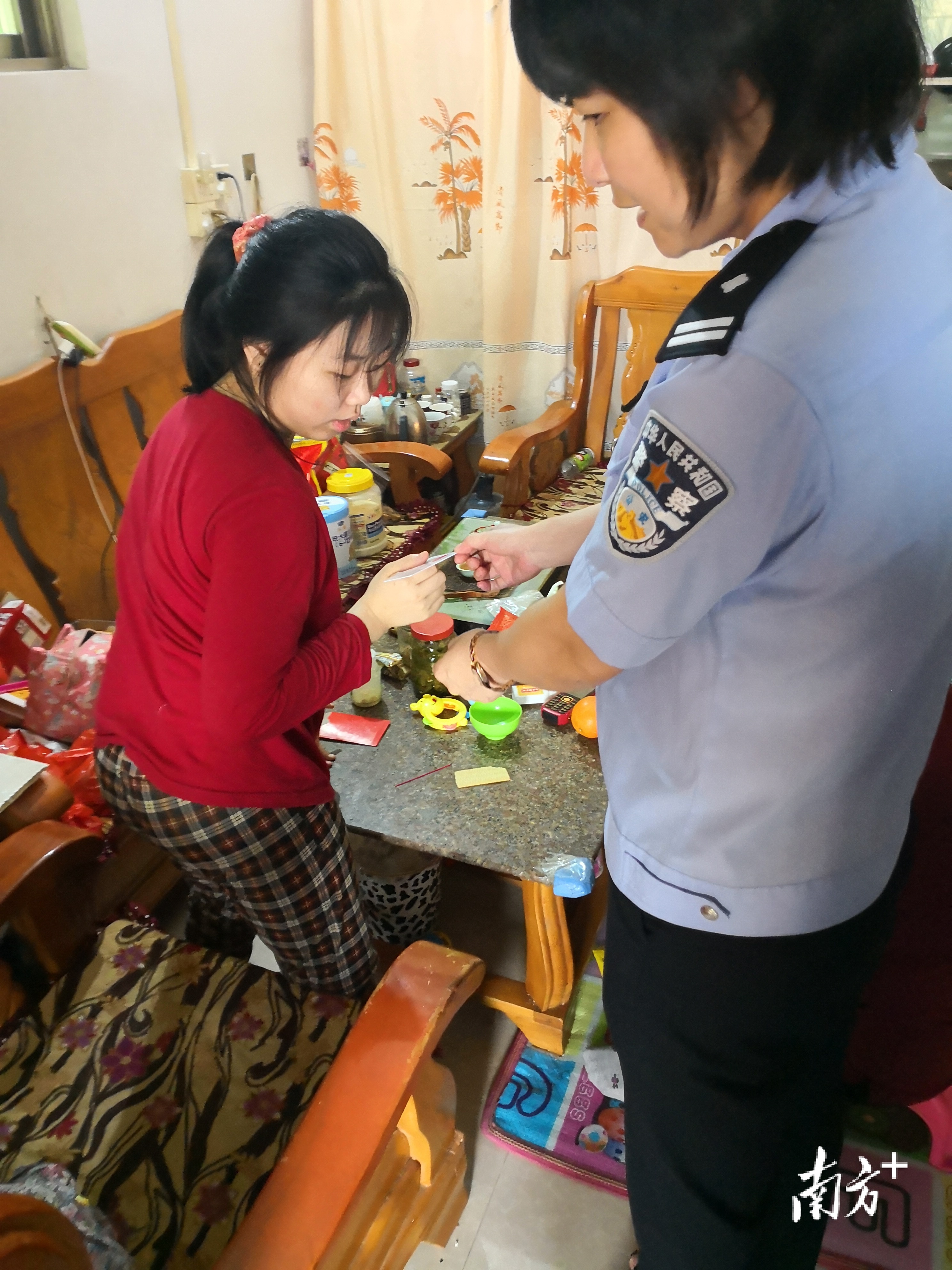 民警为群众送证上门。