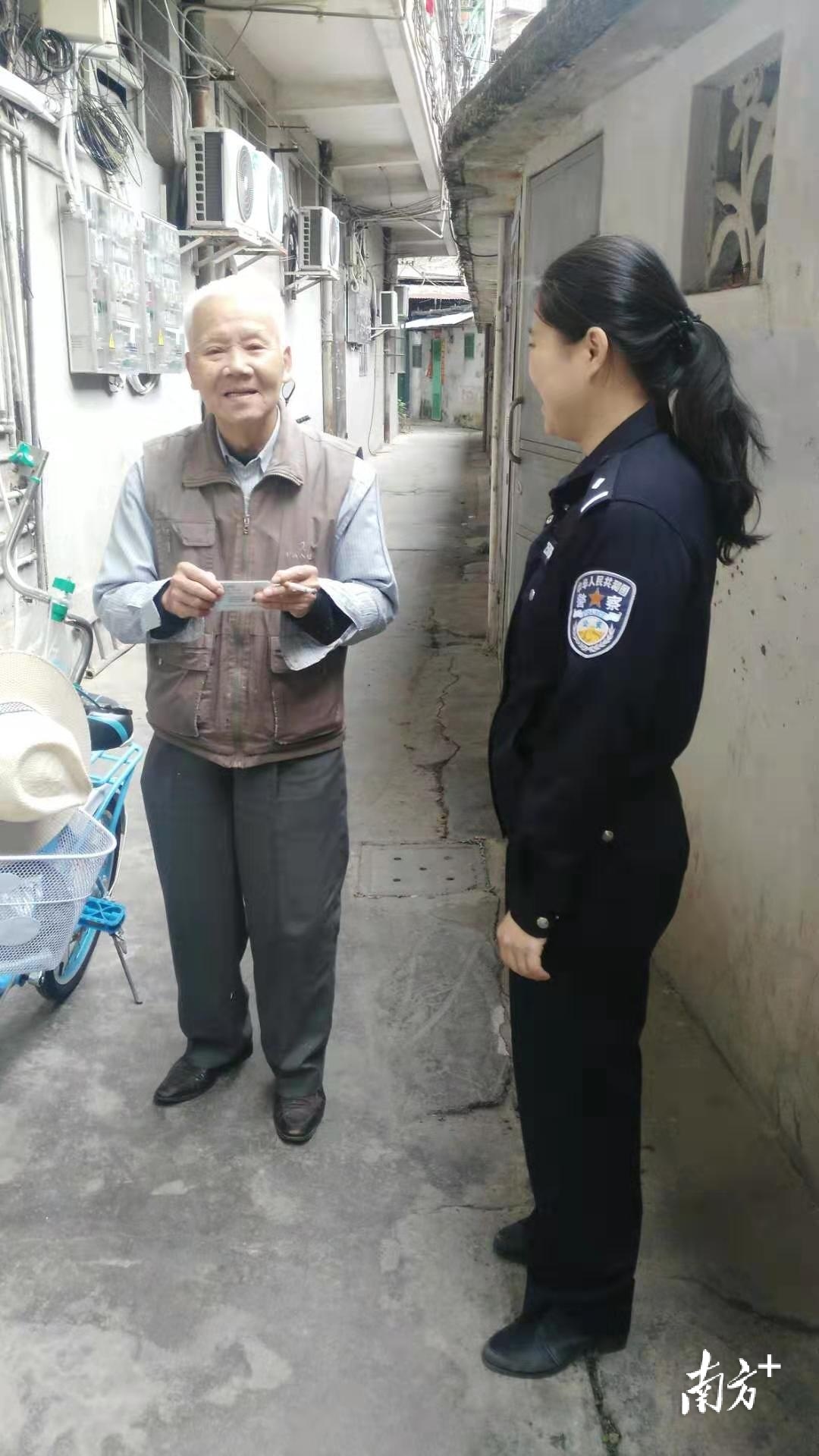 户籍民警上门为群众送身份证。