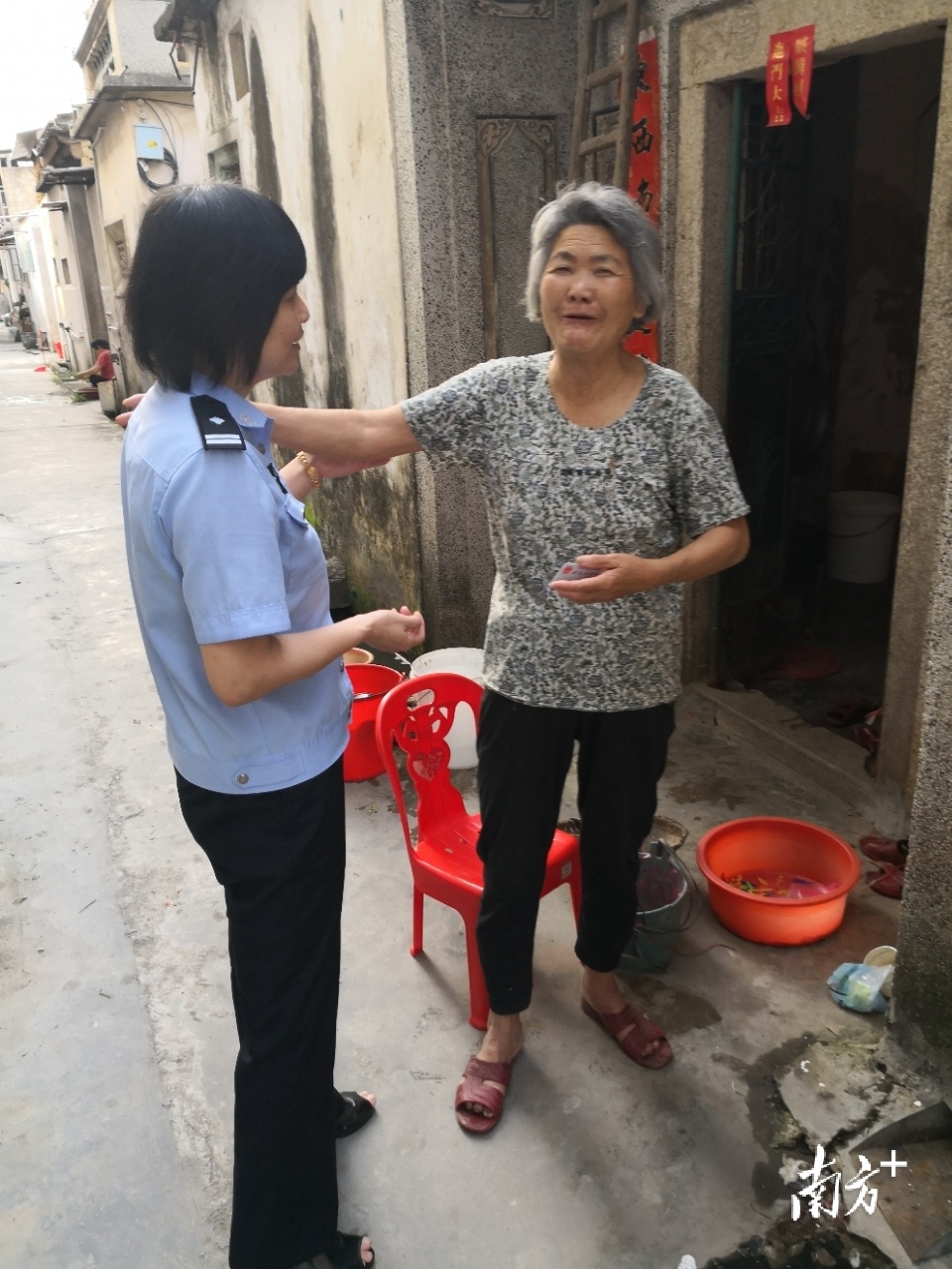 民警为群众送证上门