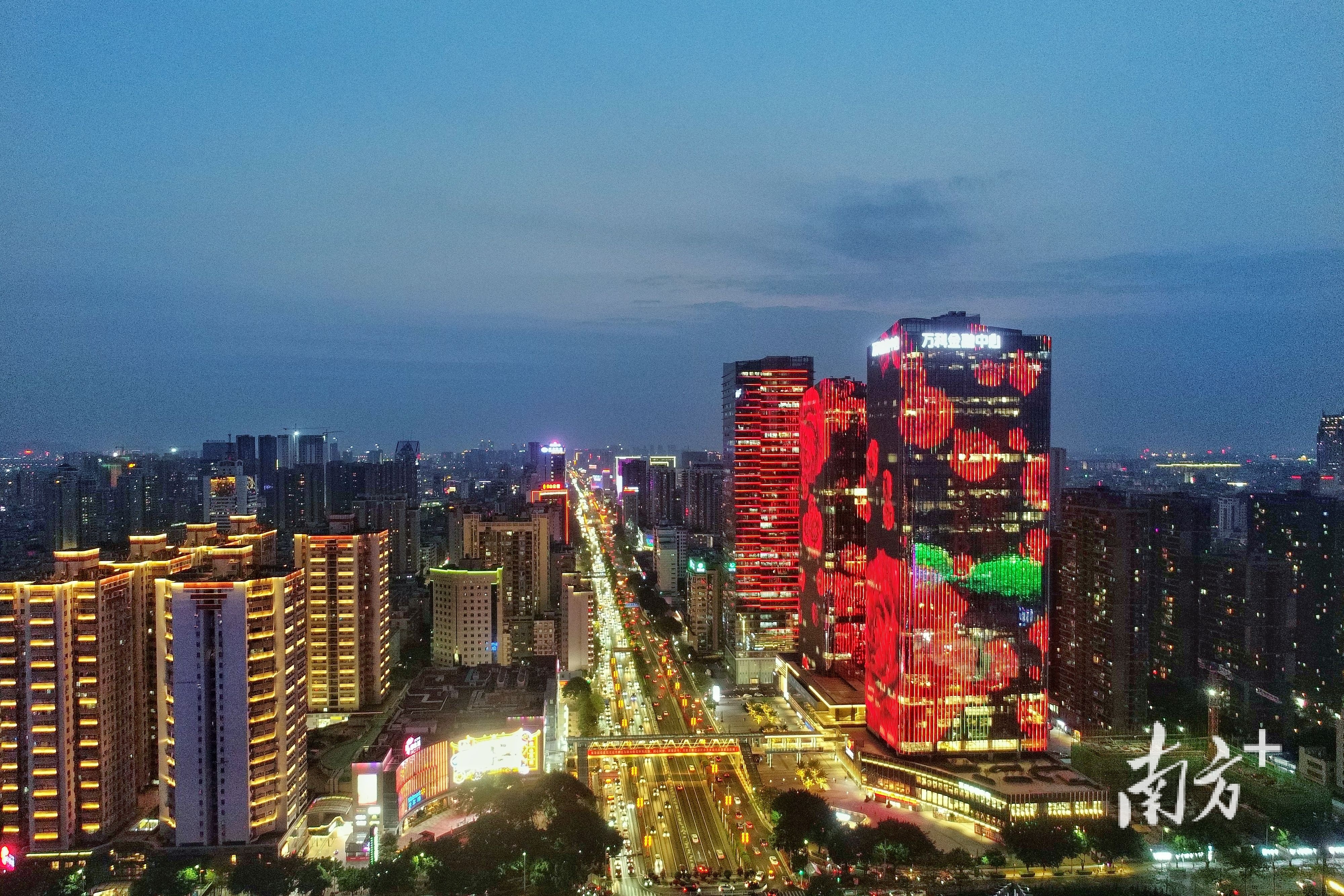 “被点亮”后的禅城，变成了一个被镁光灯倾泻的大舞台。南方日报记者 戴嘉信 摄