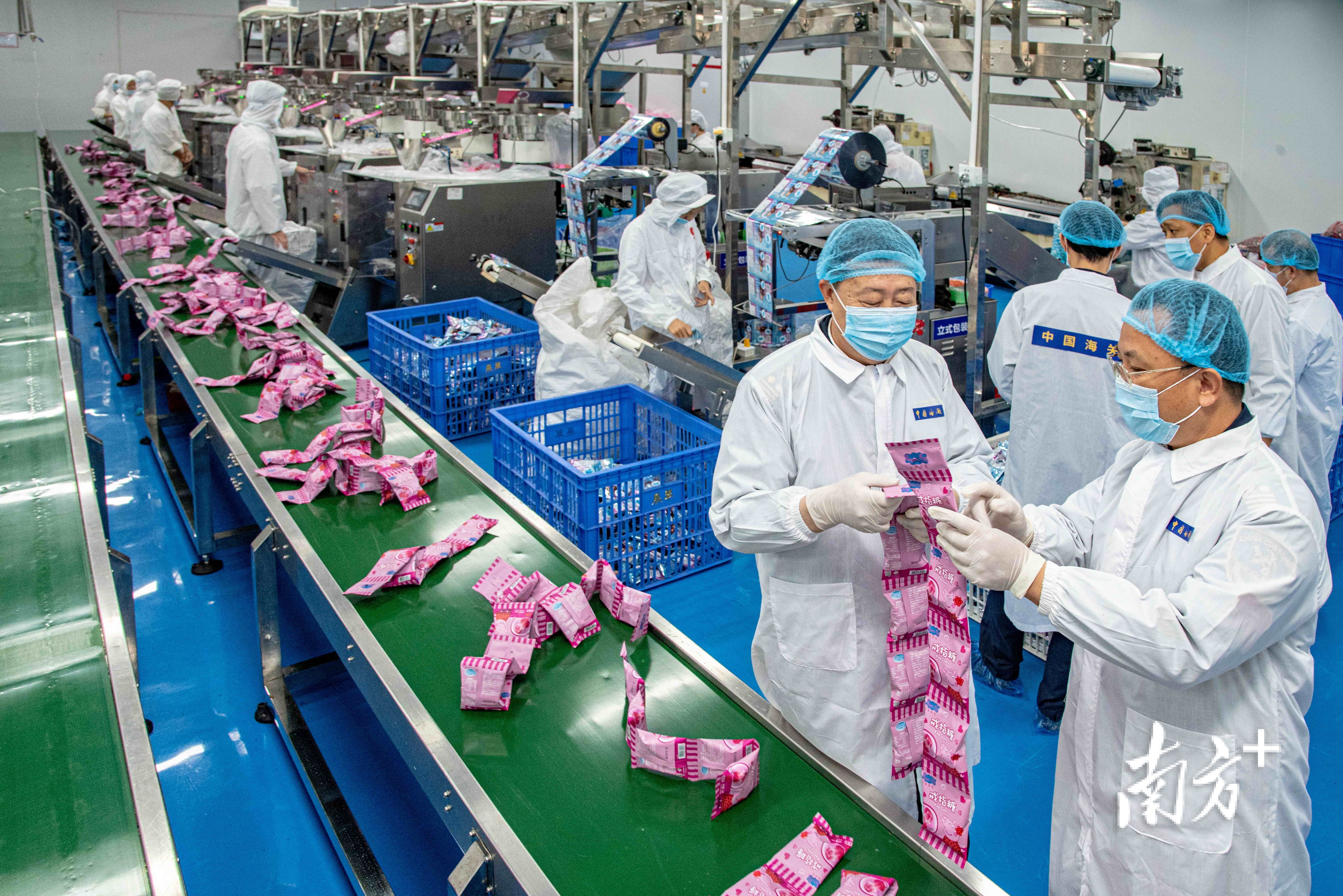 潮州海关关员到糖果出口企业开展监管工作
