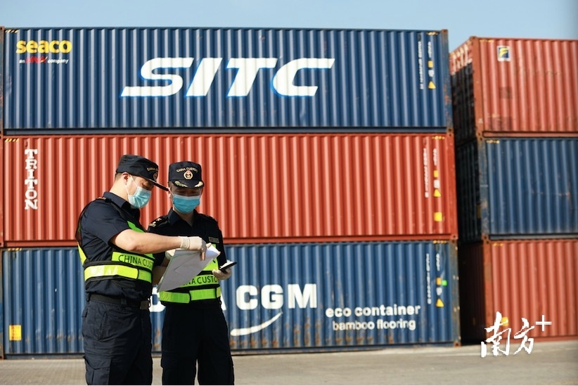 湾仔海关关员到洪湾港码头巡查。