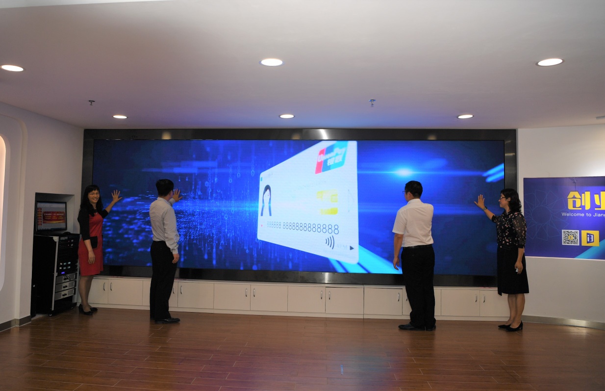 第三代社保卡智慧城市“一卡通”启动仪式。杨兴乐 摄