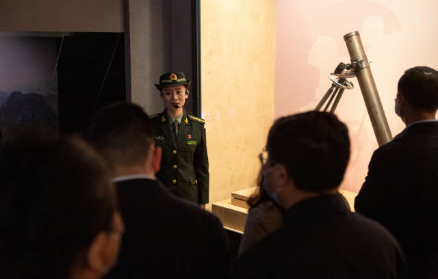 红军长征粤北纪念馆讲解员谭慧娴正向参观者介绍,红军长征过境粤北21天发生的历史。