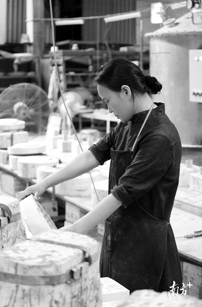 创作中的范安琪。广东石湾陶瓷博物馆供图