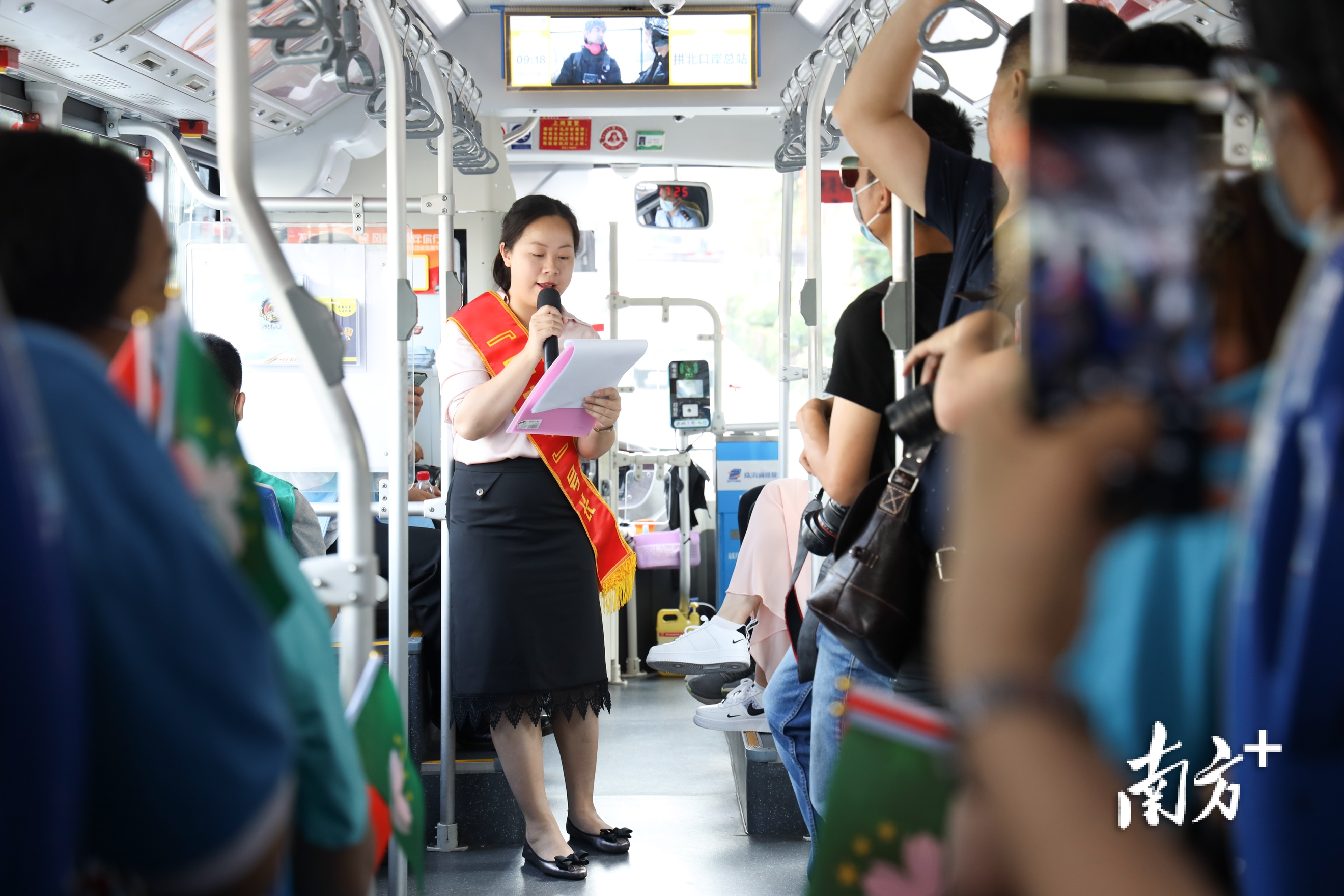 “国安号”上讲解员为澳门同胞开展讲解