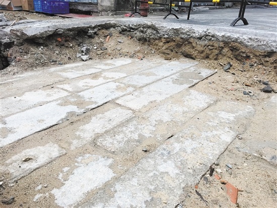 这段被发现的石板路面积约有4.5平方米。