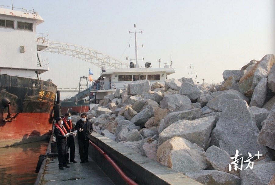 海关关员验放供澳砂石。