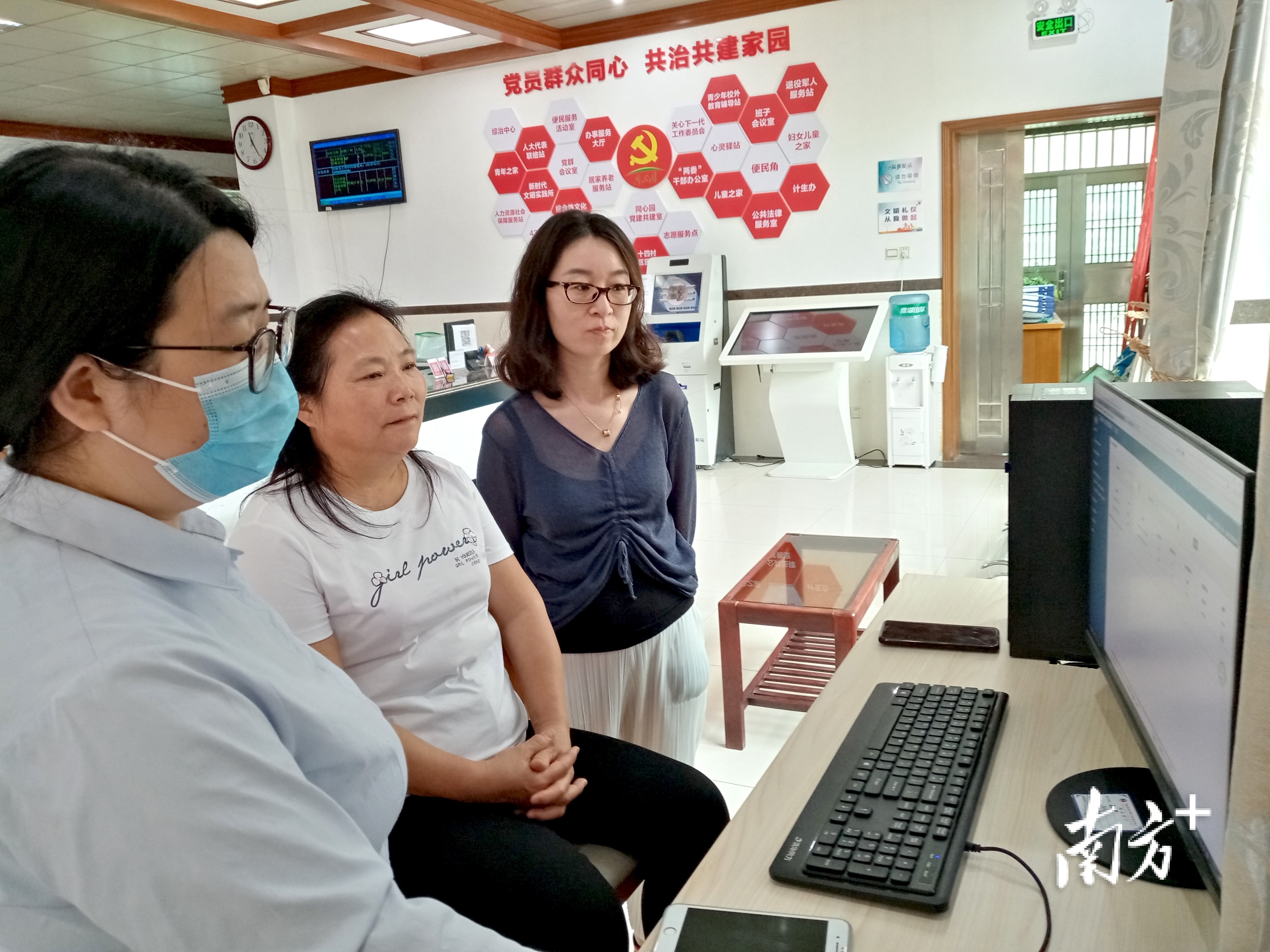 在社区党群服务中心综合服务大厅工作人员的指引下,十四村村民陈杏兰仅用几分钟时间就成功办完了相关业务。