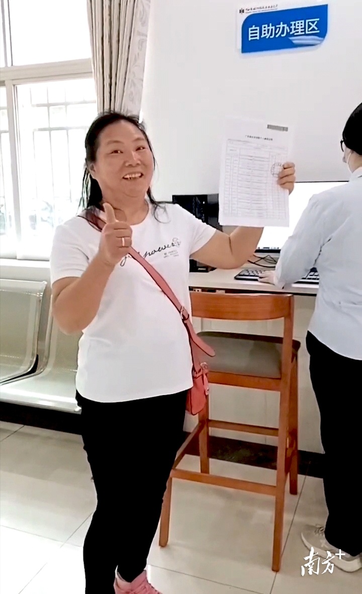 十四村村民陈杏兰对坦洲镇政务服务下沉便民举措表示赞赏。