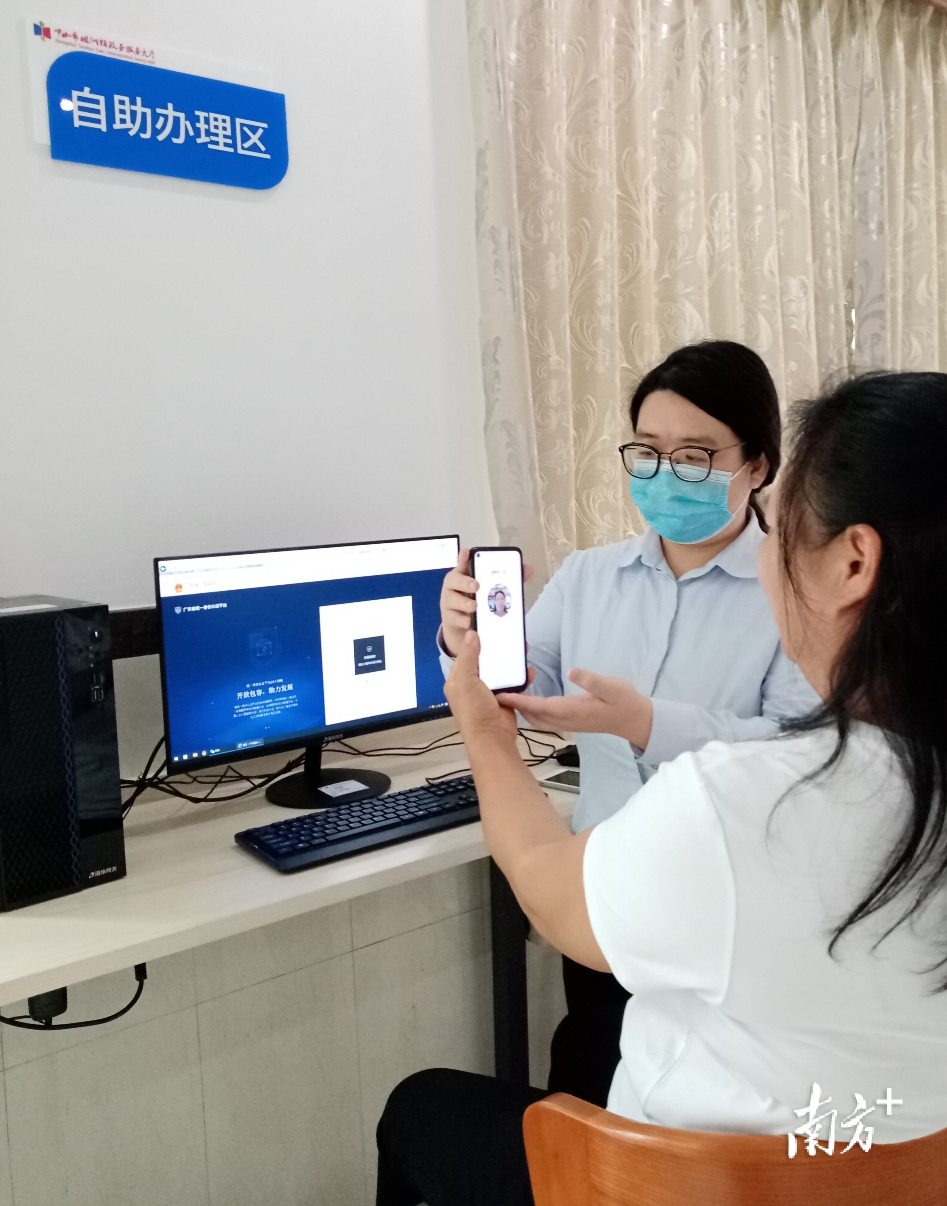 在社区党群服务中心综合服务大厅工作人员的指引下,十四村村民陈杏兰仅用几分钟时间就成功办完了相关业务。